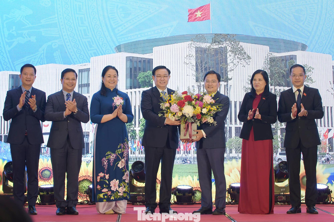 Chủ tịch Quốc hội Vương Đình Huệ tặng hoa chúc mừng Ban Thường trực Nhóm đại biểu Quốc hội trẻ khóa XV. Ảnh: Xuân Tùng Chủ tịch Quốc hội Vương Đình Huệ tặng hoa chúc mừng Ban Thường trực Nhóm đại biểu Quốc hội trẻ khóa XV. Ảnh: Xuân Tùng