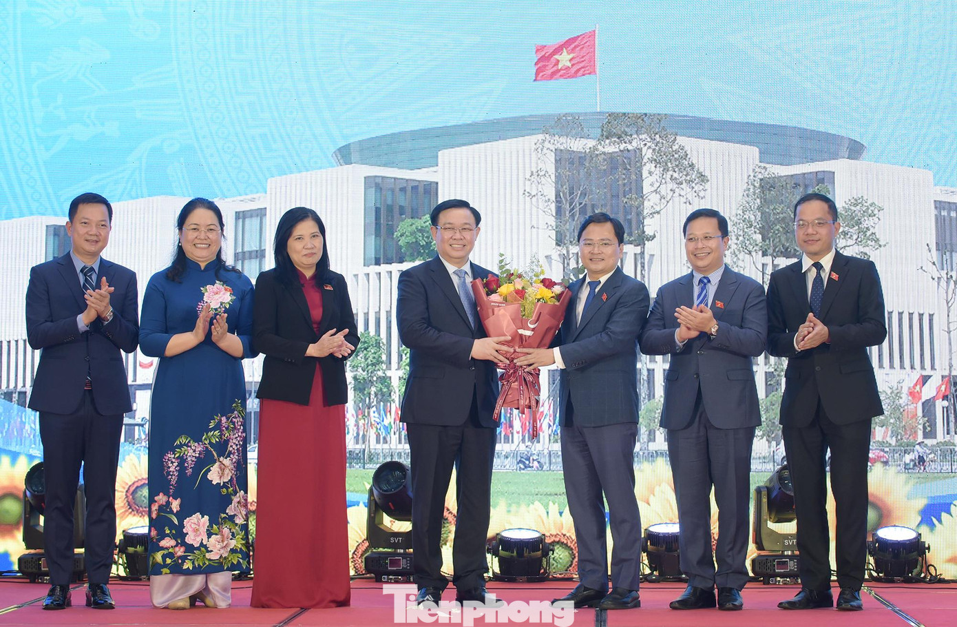 Ban Thường trực Nhóm đại biểu Quốc hội trẻ khóa XV tặng hoa Chủ tịch Quốc hội Vương Đình Huệ. Ảnh: Xuân Tùng Ban Thường trực Nhóm đại biểu Quốc hội trẻ khóa XV tặng hoa Chủ tịch Quốc hội Vương Đình Huệ. Ảnh: Xuân Tùng