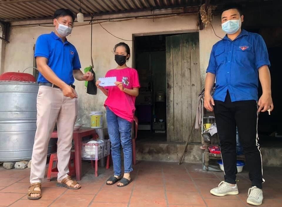 Đoàn Thanh niên Thị trấn Kép (huyện Lạng Giang) tặng quà cho thiếu nhi có hoàn cảnh khó khăn. Đoàn Thanh niên Thị trấn Kép (huyện Lạng Giang) tặng quà cho thiếu nhi có hoàn cảnh khó khăn.