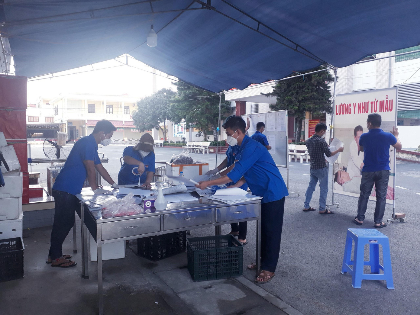 Đoàn viên không chỉ tham gia vòng ngoài mà còn tham gia nhiều vào các khu cách ly, phong toả, khu điều trị. Trong ảnh, đoàn viên thanh niên của huyện Gia Bình hỗ trợ các công tác tại bệnh viện dã chiến số 2 tỉnh Bắc Ninh.