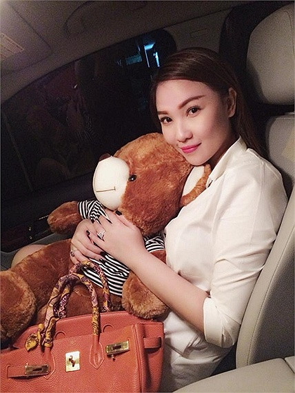 Quỳnh Thư cũng chia sẻ niềm vui nhận được món quà trên trang cá nhân. Quỳnh Thư cũng chia sẻ niềm vui nhận được món quà trên trang cá nhân