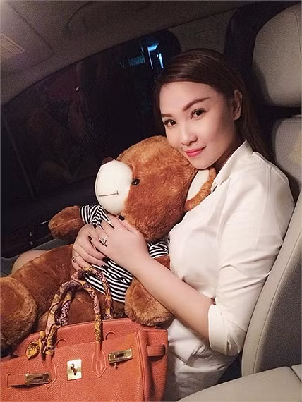 Quỳnh Thư cũng chia sẻ niềm vui nhận được món quà trên trang cá nhân. Quỳnh Thư cũng chia sẻ niềm vui nhận được món quà trên trang cá nhân