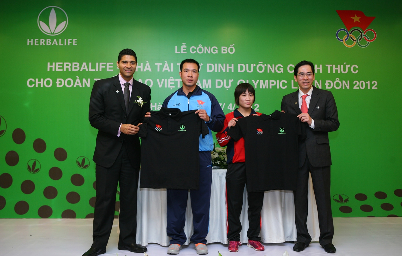  Đại diện Herbalife và VĐV tham dự Olympic Lodon 2012 Hoàng Xuân Vinh (bắn sung) và Nguyễn Thị Lụa (vật) trong lễ công bố tài trợ