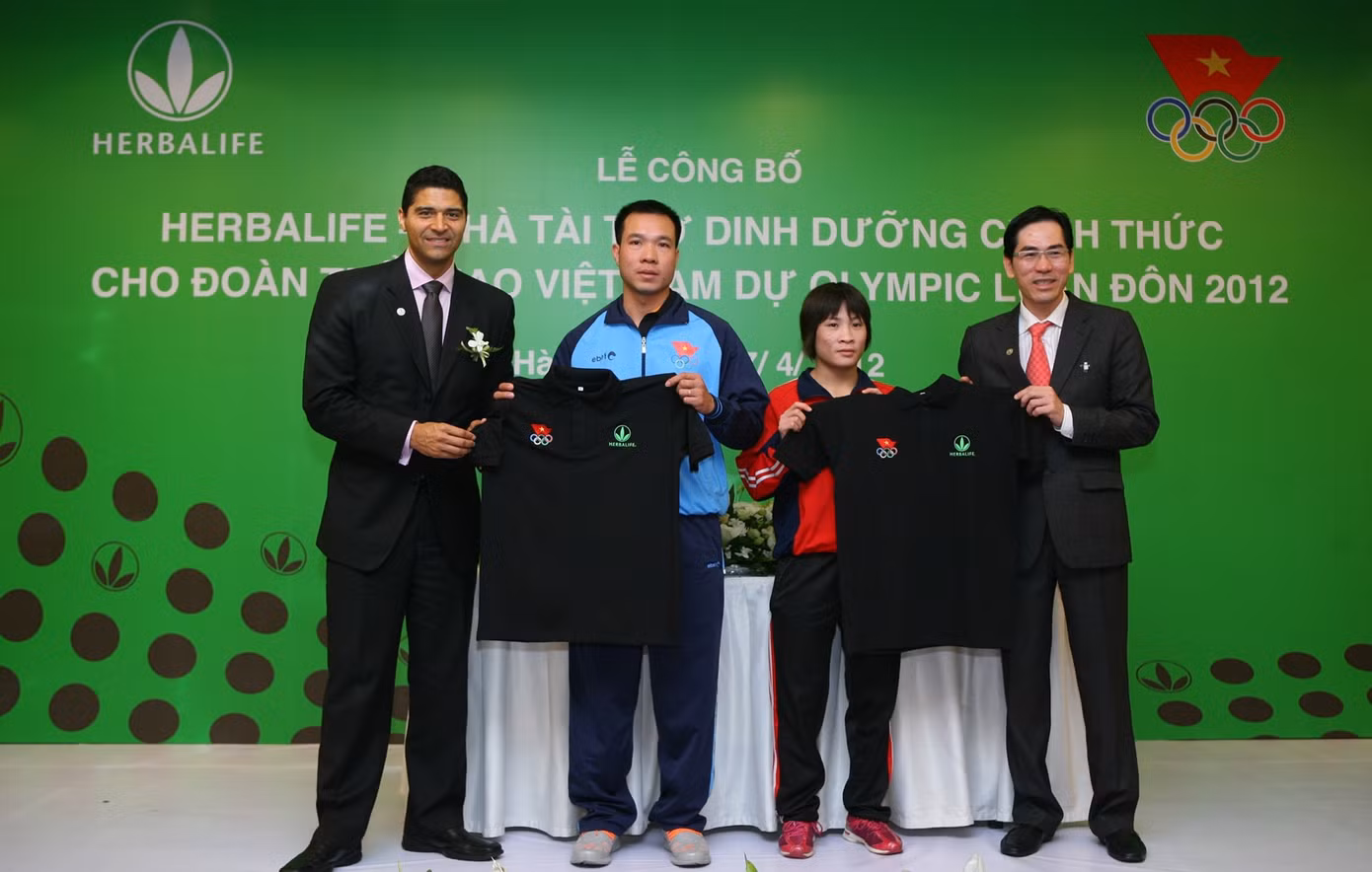  Đại diện Herbalife và VĐV tham dự Olympic Lodon 2012 Hoàng Xuân Vinh (bắn sung) và Nguyễn Thị Lụa (vật) trong lễ công bố tài trợ