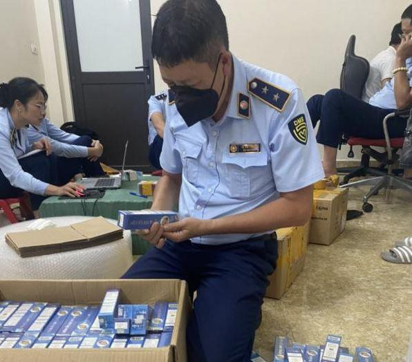 Lực lượng chức năng kiểm tra các sản phẩm tại cơ sở kinh doanh. Lực lượng chức năng kiểm tra các sản phẩm tại cơ sở kinh doanh.