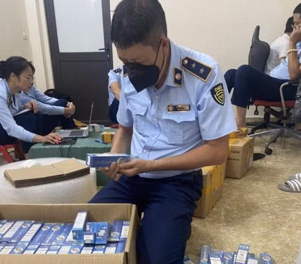 Lực lượng chức năng kiểm tra các sản phẩm tại cơ sở kinh doanh.