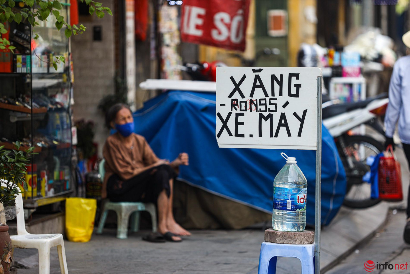 Xăng bán lẻ vỉa hè (ảnh: infonet/Vietnamnet).