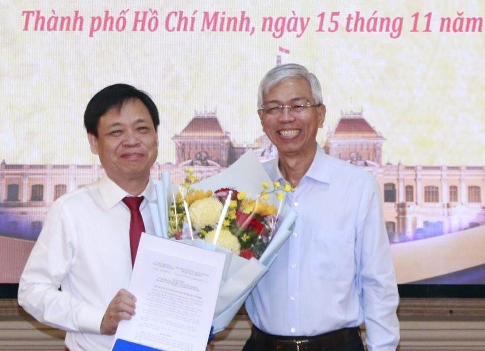 Phó Chủ tịch UBND TPHCM Võ Văn Hoan trao quyết định cho ông Lê Quốc Cường (ảnh: SGGP).