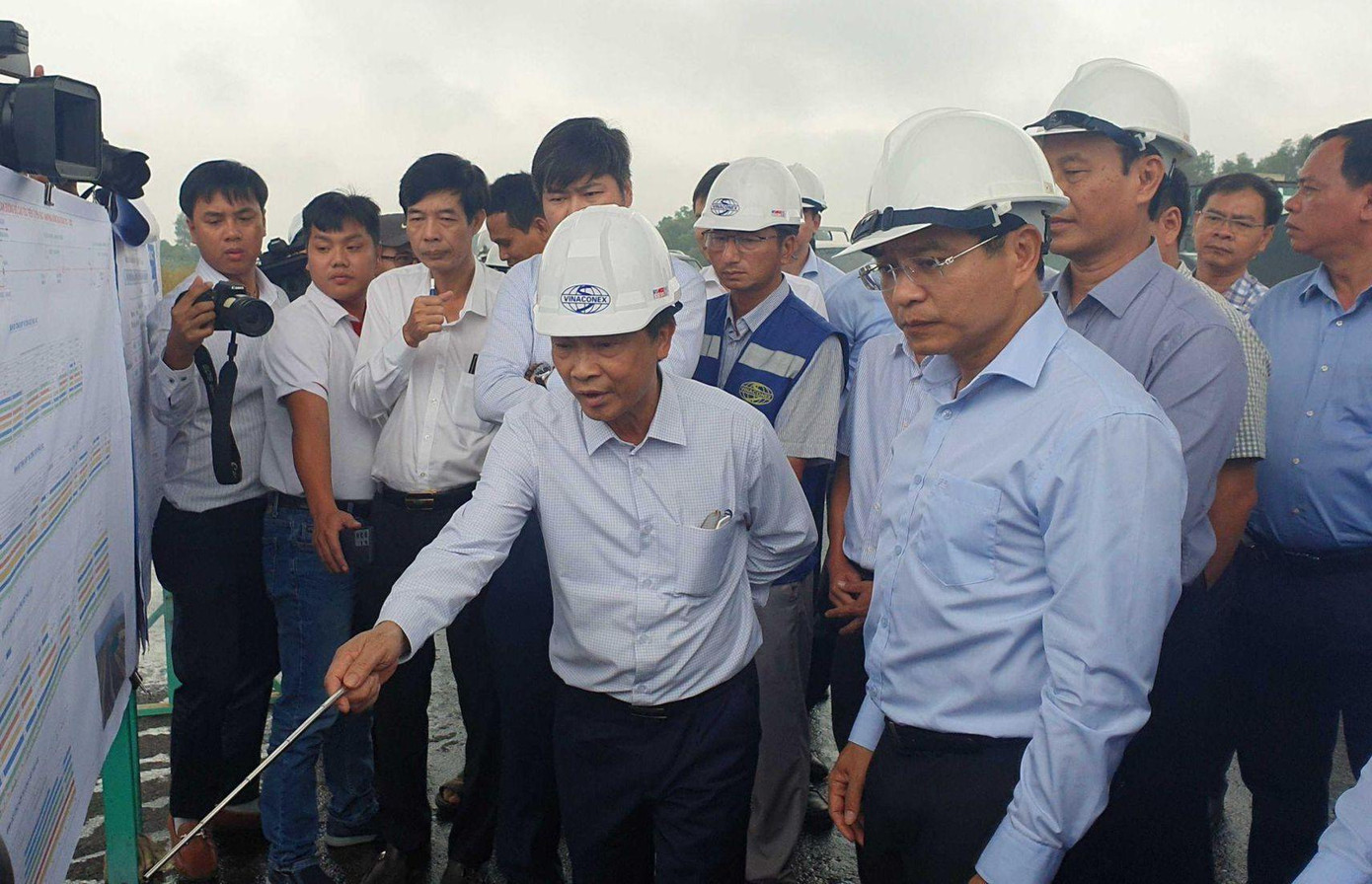 Bộ trưởng Bộ GTVT Nguyễn Văn Thắng (áo xanh, bên phải) nghe báo cáo tình hình thực hiện dự án. Bộ trưởng Bộ GTVT Nguyễn Văn Thắng (áo xanh, bên phải) nghe báo cáo tình hình thực hiện dự án.