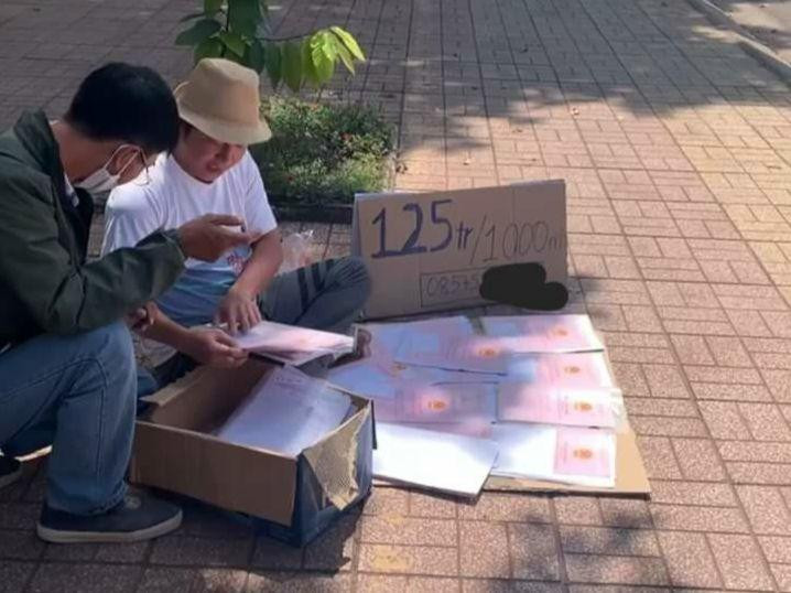 Nhiều khách hàng tò mò việc bày bán các lô đất trên vỉa hè. Nhiều khách hàng tò mò việc bày bán các lô đất trên vỉa hè.