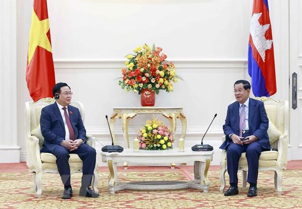 Chủ tịch Quốc hội Vương Đình Huệ và Thủ tướng Campuchia Samdech Techo Hun Sen (ảnh: TTXVN).