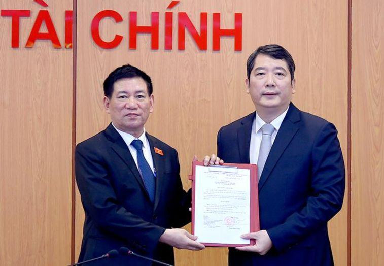 Thừa ủy quyền của Thủ tướng Chính phủ, ông Hồ Đức Phớc - Bộ trưởng Bộ Tài chính - đã trao quyết định bổ nhiệm cho ông Cao Anh Tuấn.