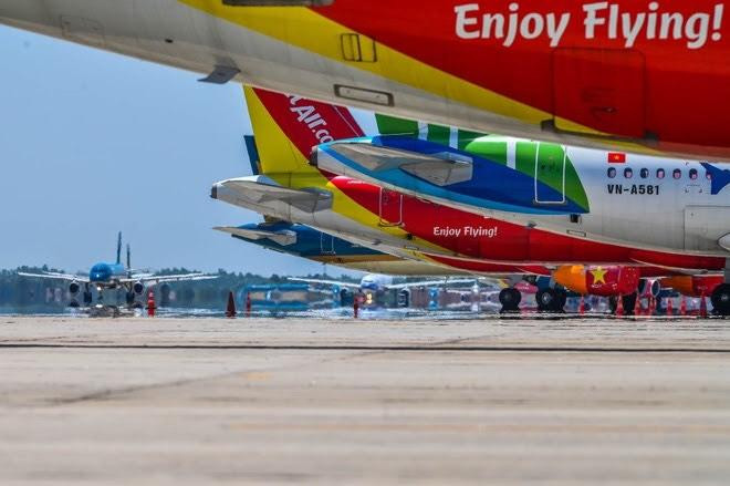 Những năm qua, kinh doanh hàng không gặp rất nhiều khó khăn do tình hình dịch bệnh, giá nhiên liệu tăng cao và ảnh hưởng của chiến sự Nga - Ukraine (ảnh: Dân trí). Những năm qua, kinh doanh hàng không gặp rất nhiều khó khăn do tình hình dịch bệnh, giá nhiên liệu tăng cao và ảnh hưởng của chiến sự Nga - Ukraine (ảnh: Dân trí).