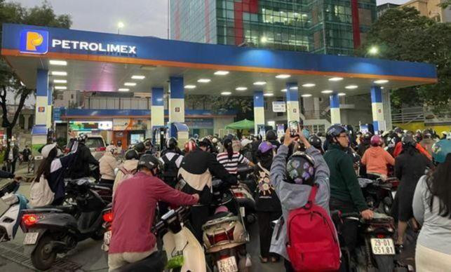 Hà Nội yêu cầu tăng thời gian hoạt động của xe téc chở xăng dầu cho các cửa hàng. Hà Nội yêu cầu tăng thời gian hoạt động của xe téc chở xăng dầu cho các cửa hàng.