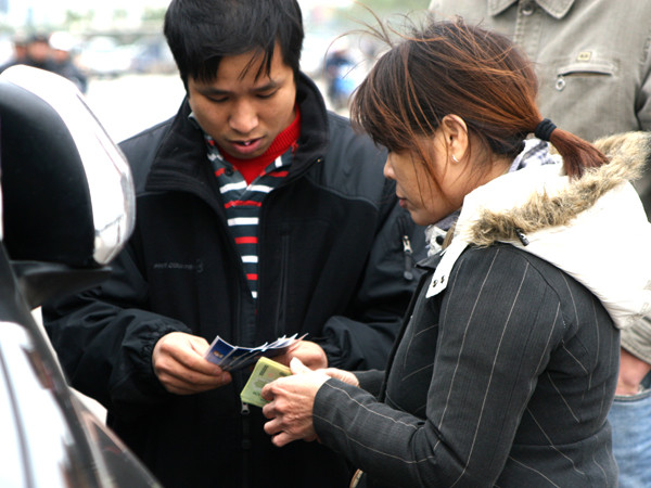 Không chen lấn được đành rút hầu bao mua vé 