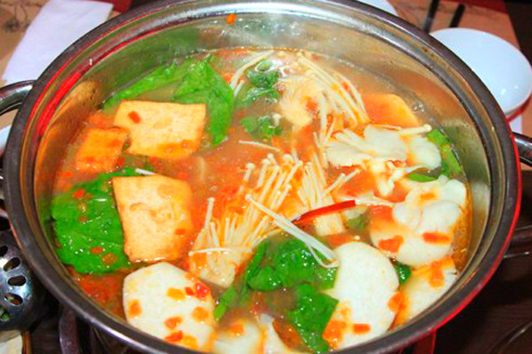 Lẩu chay với các loại nấm và đậu