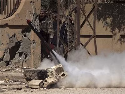 Quân nổi dậy Syria nhìn quả rocket được bắn về phía lực lượng trung thành với Tổng thống Bashar al-Assad hôm 15/5. Ảnh: Getty Images