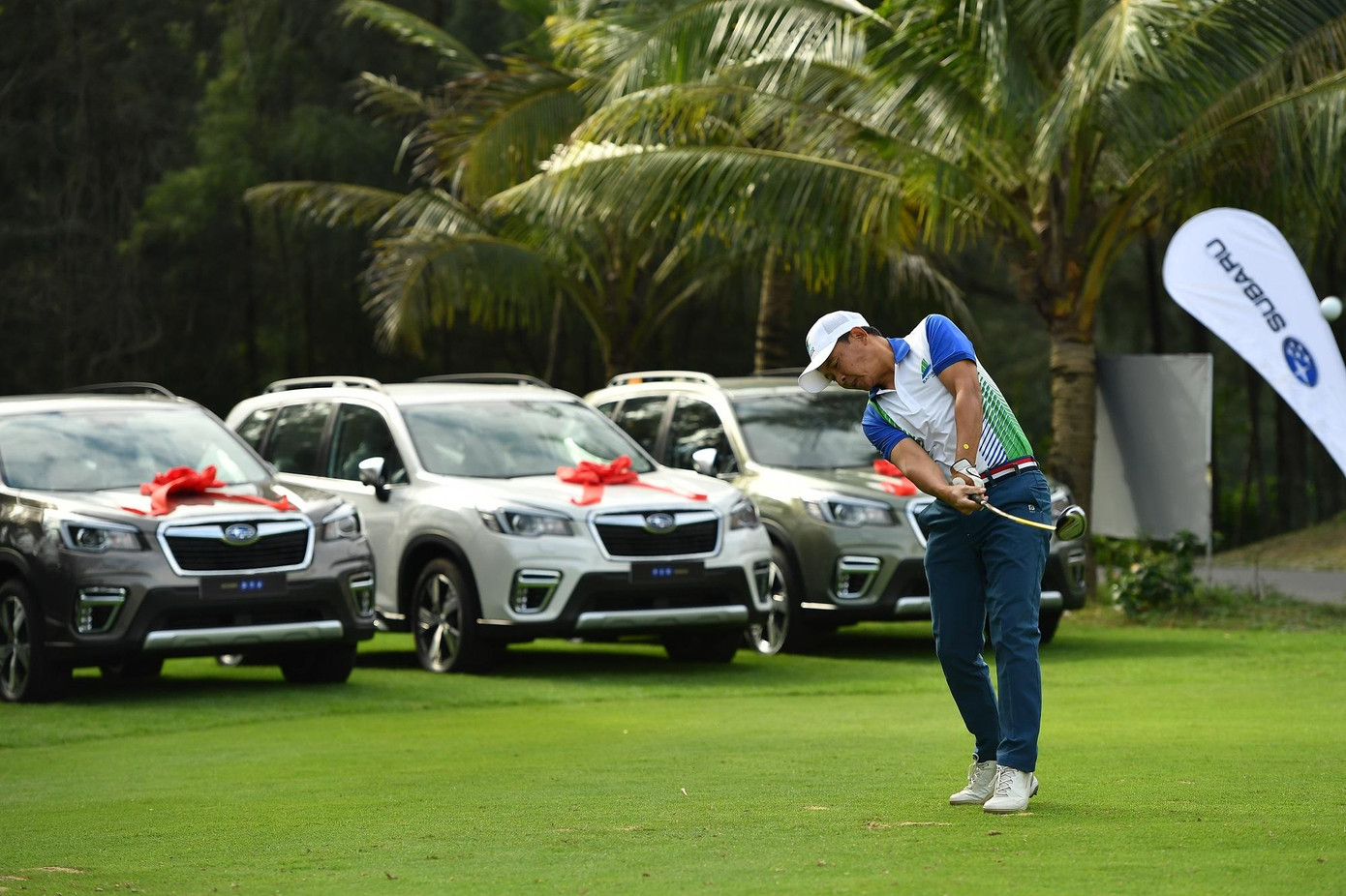 Các golfer ra sân thi đấu sau lễ khai mạc.