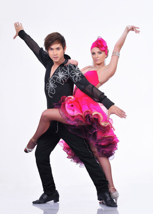 Người đẹp Vũ Thu Phương hứa hẹn sẽ có những vũ điệu sôi động với bạn nhảy Tihomir Romanov Gavrilov Cặp bạn nhảy Huy Khánh - Tsveta Krasimirova Tsocheva Nữ ca sỹ Thủy Tiên và bạn nhảy Petyo Dimitrov Toyanov Người đẹp Kim Hiền và bạn nhảy Daniel Nikolov Denev Nguyên Vũ liệu có nhận được nhiều đề cử của các khán giả trẻ trên sàn khiêu vũ? Anh Khoa và bạn nhảy Iva Ludmilova Grigorova Hứa Vĩ Văn sẽ thử tài khiêu vũ bên cạnh Anna Nikolaeva Sidova Đại Nghĩa và "đối tác" Valeriya Nikolaeva Bozukova sẽ vào cuộc ở "Bước nhảy hoàn vũ 2011" Nữ ca sỹ Thu Minh được đánh giá là một ứng cử viên nặng ký ở cuộc thi năm nay Diễn viên Thanh Thúy