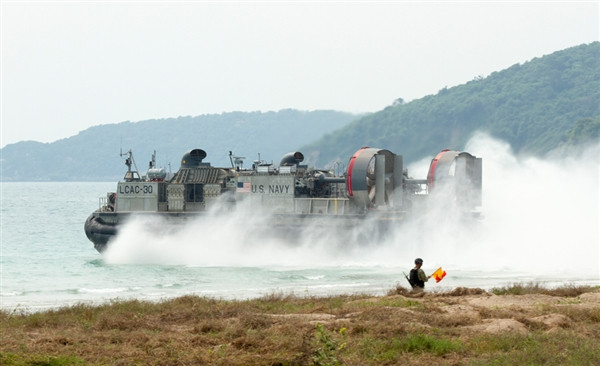 Tàu đổ bộ của Hải quân Mỹ cập bến bờ biển Hat Yao tham gia cuộc tập trận Hổ mang vàng 2013