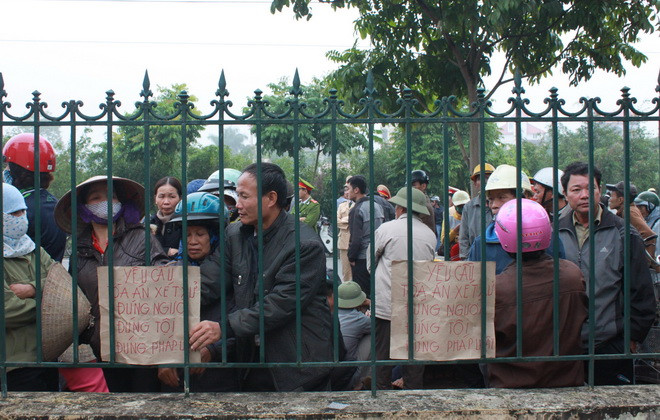 Người dân đến với phiên tòa