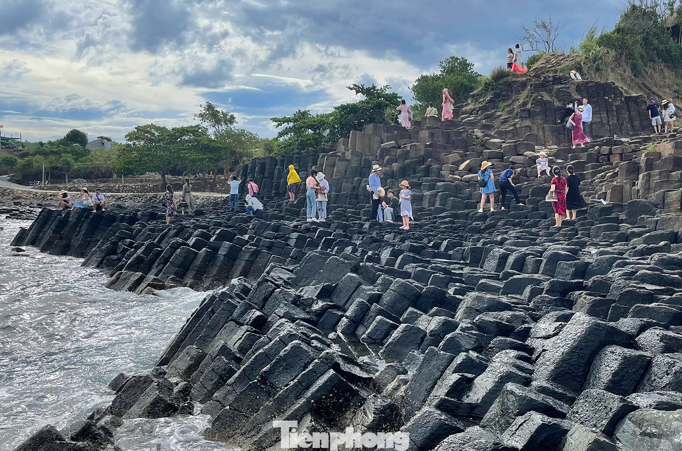 Cảnh đẹp hùng vĩ của Ghềnh Đá Đĩa đang ngày một thu hút khách du lịch Phú Yên.