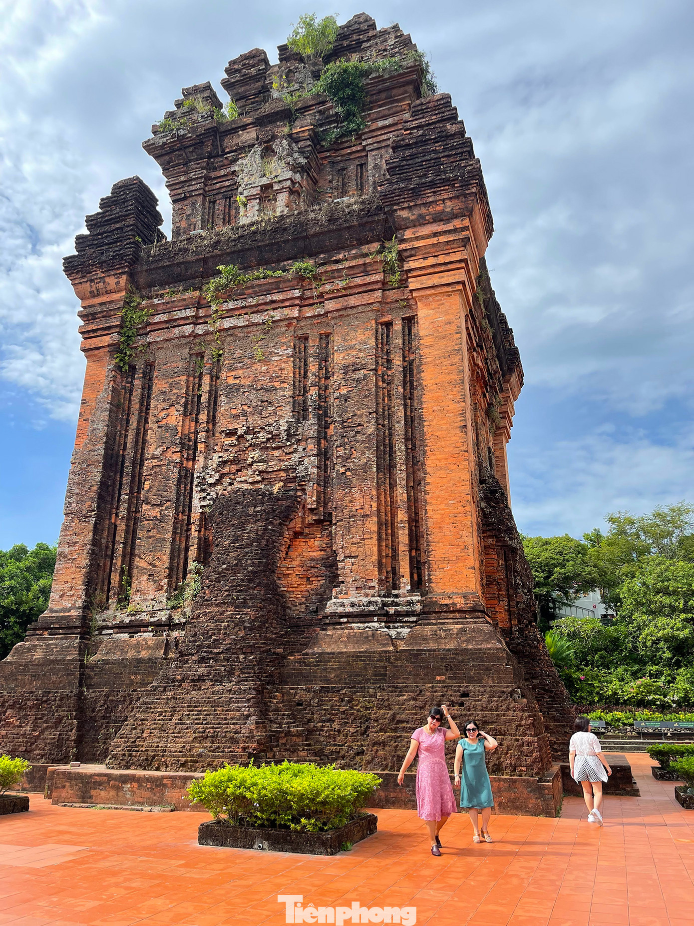 Tháp Nhạn là công trình kiến trúc nghệ thuật có giá trị lịch sử cao của người Chăm và đây cũng là một thắng cảnh tiêu biểu của tỉnh Phú Yên.
