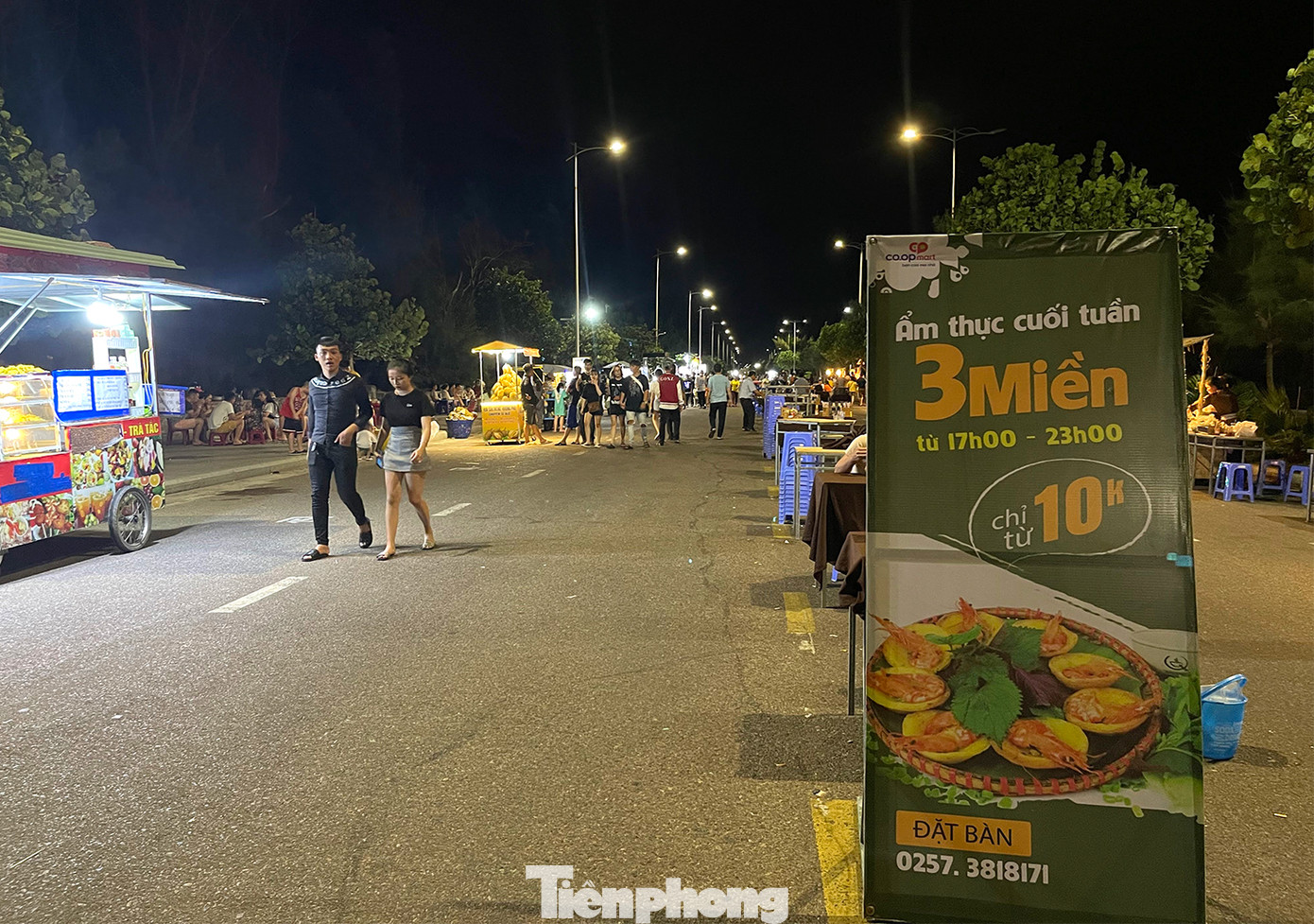 Phố đi bộ ban đêm được diễn ra vào 3 ngày cuối tuần tạo ra được sự tương tác của người dân trong tỉnh và các du khách mọi miền khi đến thành phố Tuy Hoà.