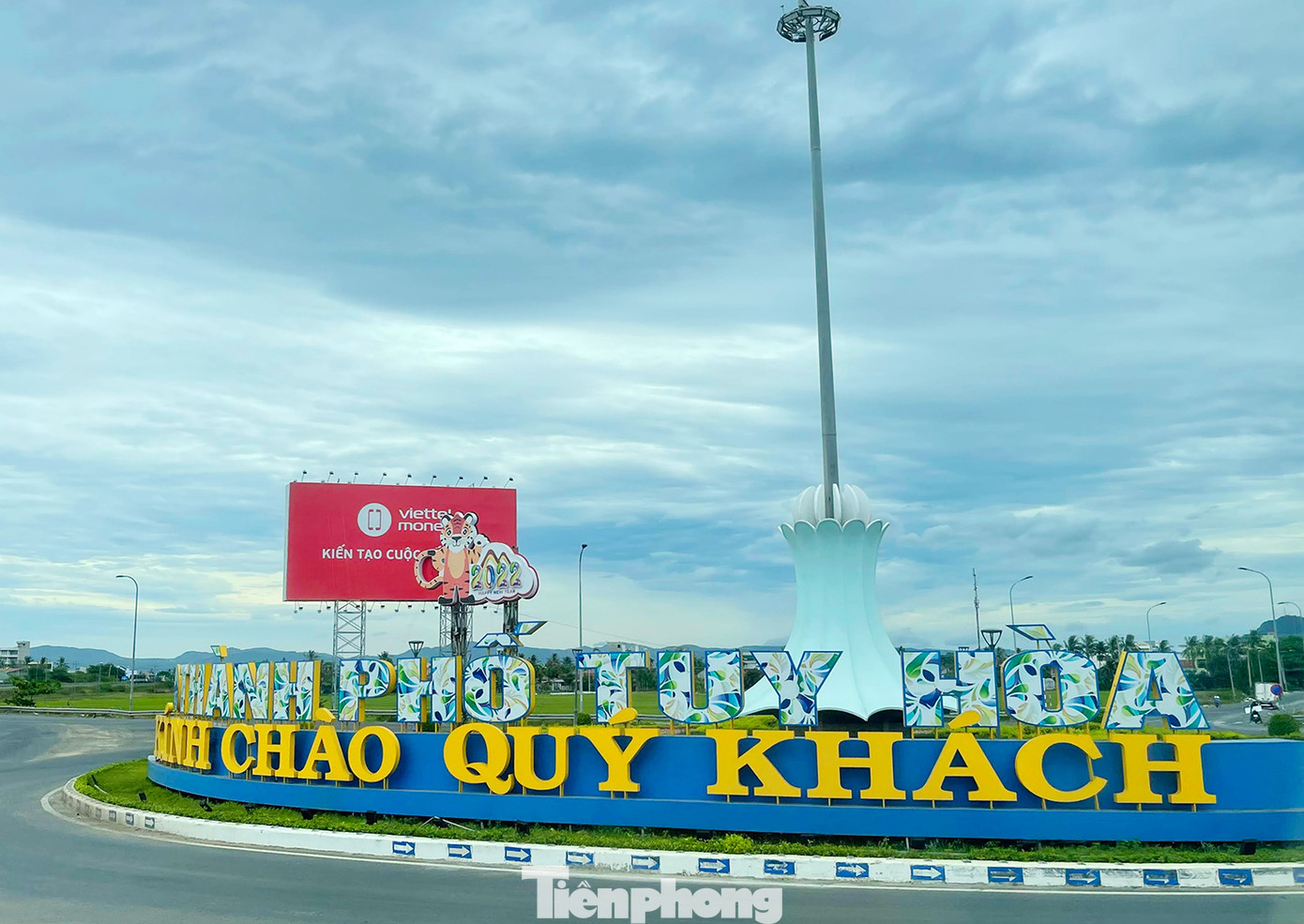 Tấm biển pano khổ lớn chào đón du khách đến với thành phố Tuy Hoà.