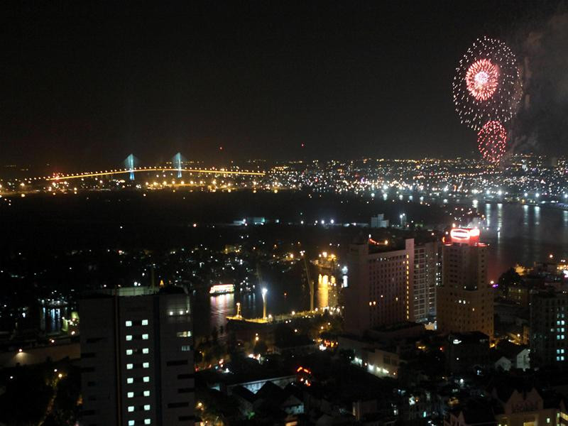 Pháo hoa trên bầu trời TPHCM. Ảnh : TTXVN