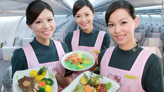 Đội ngũ tiếp viên hàng không cũng đeo tạp dề hình mèo Hello Kitty dễ thương 