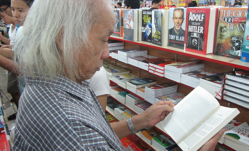 Bạn đọc thăm quan và mua sách 