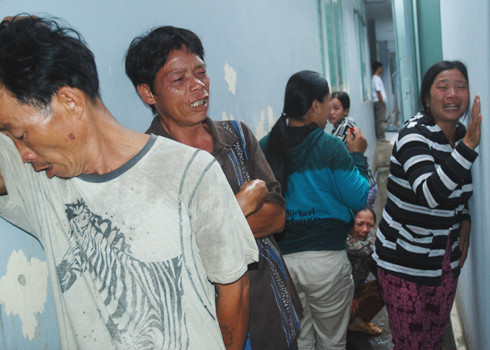 Người thân cùng bà con lối xóm tiếc thương cậu học trò nghèo dũng cảm. Ảnh: Trí Tín