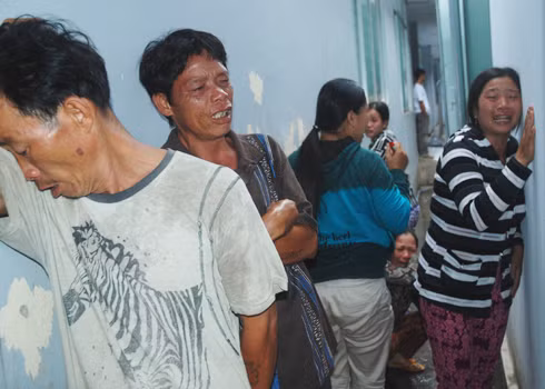 Người thân cùng bà con lối xóm tiếc thương cậu học trò nghèo dũng cảm. Ảnh: Trí Tín