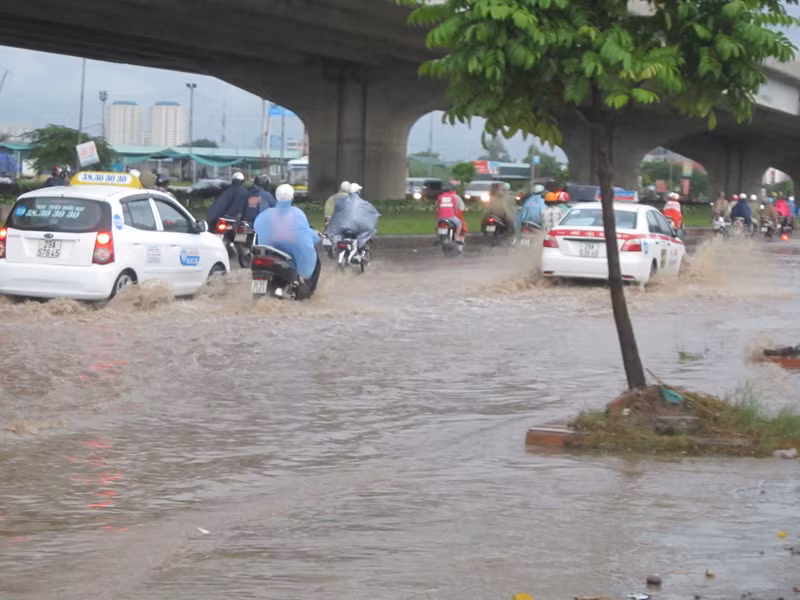 Đường Nguyễn Xiển sau mưa lớn tắc đường, ngập lụt liên tục xảy ra