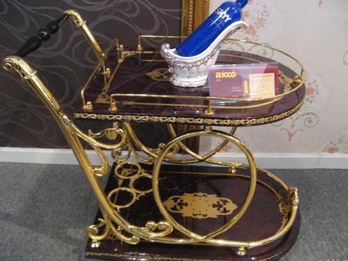 Kệ đẩy rượu dát vàng có giá trên 60 triệu đồng