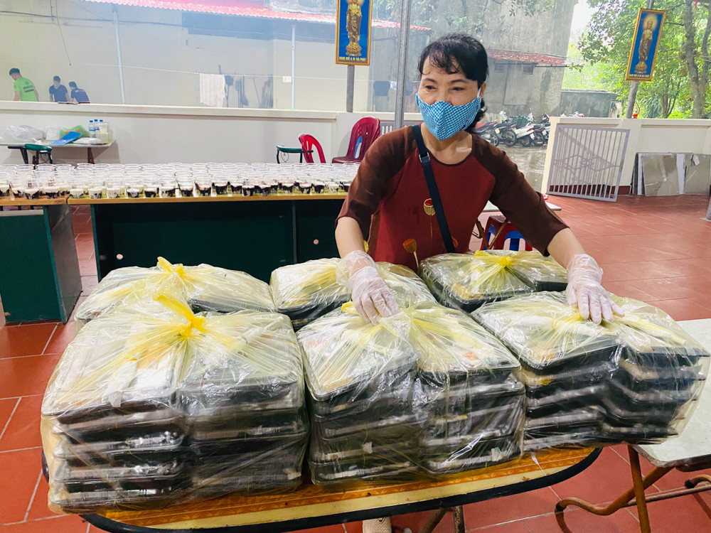 Những tấm lòng thiện nguyện sưởi ấm tình người mùa dịch COVID-19 ảnh 1