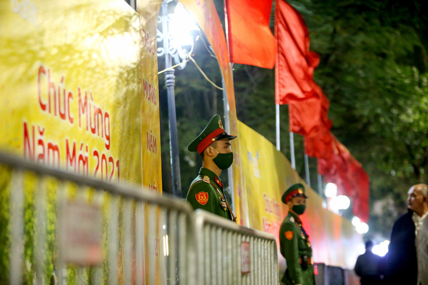 Pháo hoa rực sáng bầu trời, Việt Nam bước sang năm mới 2021 ảnh 63