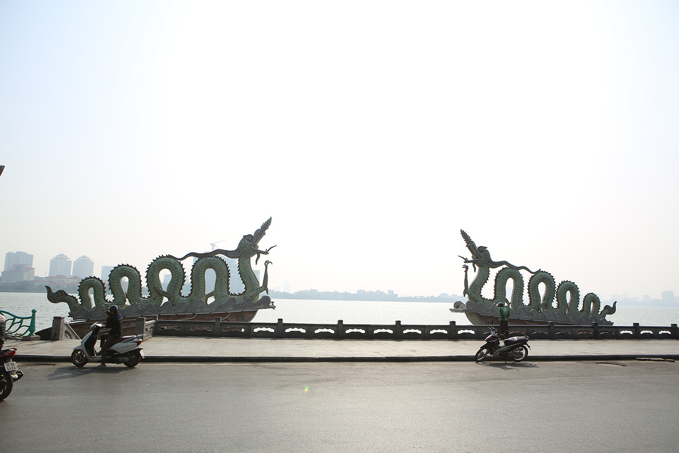 Rét đầu đông, dân Hà Nội kín mít đi làm, Hồ Tây vắng bóng người qua lại ảnh 13