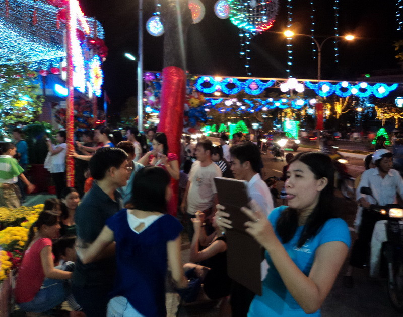 Du Xuân đêm Giao Thừa chụp ảnh với hoa. Du Xuân đêm Giao Thừa chụp ảnh với hoa