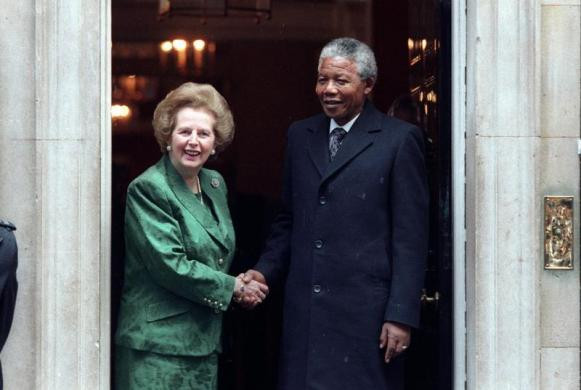 Bà Thatcher cùng cựu Tổng thống Nam Phi Nelson Mandela tại số 10 Downing Street, 4/7/1990