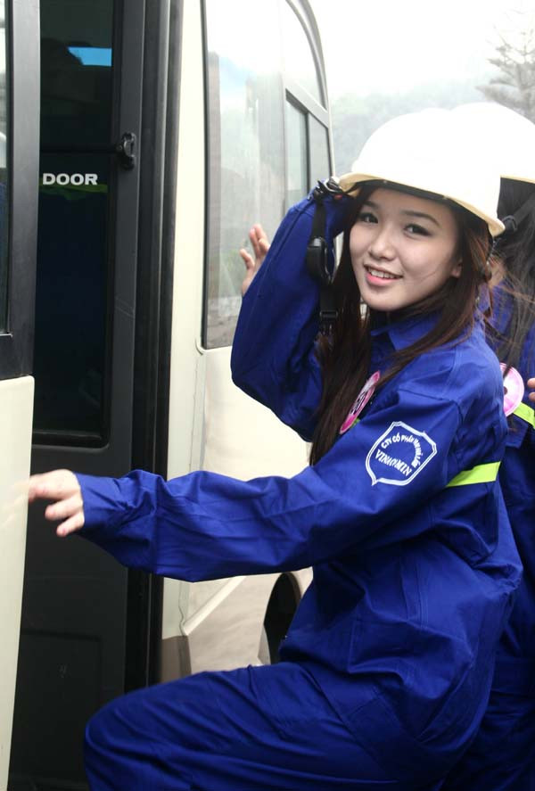 Lên xe đến khu khai mỏ