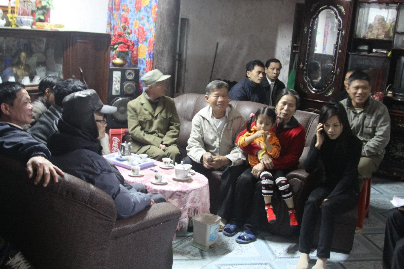 Người thân quây quần chia vui cùng gia đình thuyền viên Đậu Ngọc Hùng. Người thân quây quần chia vui cùng gia đình thuyền viên Đậu Ngọc Hùng