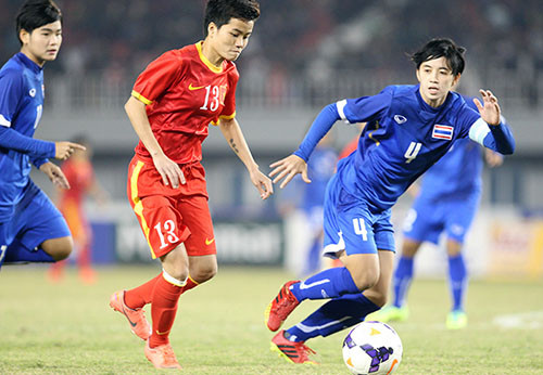 Tuyển nữ Việt Nam chơi lấn lướt sau tiếng còi khai cuộc.