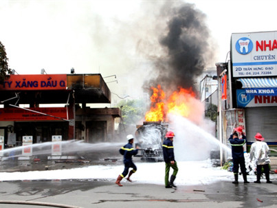 Cây xăng 2B Trần Hưng Đạo trong vụ cháy chiều 3/6. Căng xăng 2B Trần Hưng Đạo trong vụ cháy chiều 3/6