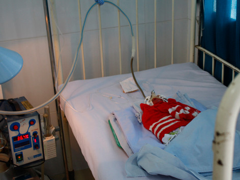 Cháu bé suýt bị chôn sống đang được điều trị tại bệnh viện Nhi Quảng Nam. Ảnh: Nguyễn Thành Cháu bé suýt bị chôn sống đang được điều trị tại bệnh viện Nhi Quảng Nam