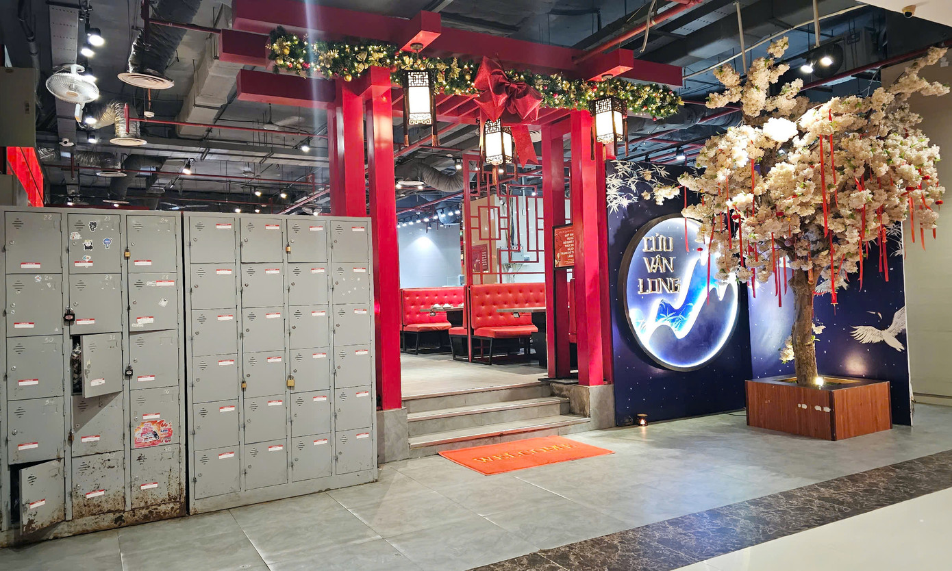 Theo ghi nhận của PV, sau buổi kiểm tra, tại khu vực khối đế trung tâm thương mại (từ tầng 1 đến tầng 9) dự án Discovery Complex một phần mặt bằng vẫn được các nhà hàng, quán ăn, rạp chiếu phim... sử dụng, hoạt động bình thường. Trong ảnh: Nhà hàng Cửu Vân Long vẫn hoạt động rầm rộ tại mặt bằng tầng 6 khu vực khối đế bất chấp yêu cầu đình chỉ của cơ quan chức năng.