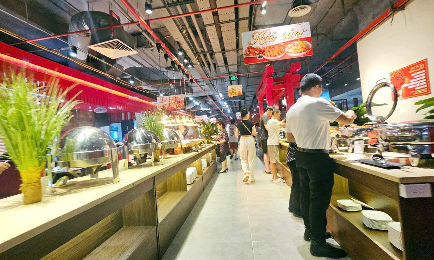 Bên trong nhà hàng Cửu Vân Long có hàng chục người ăn uống tiềm ẩn nguy cơ mất an toàn PCCC