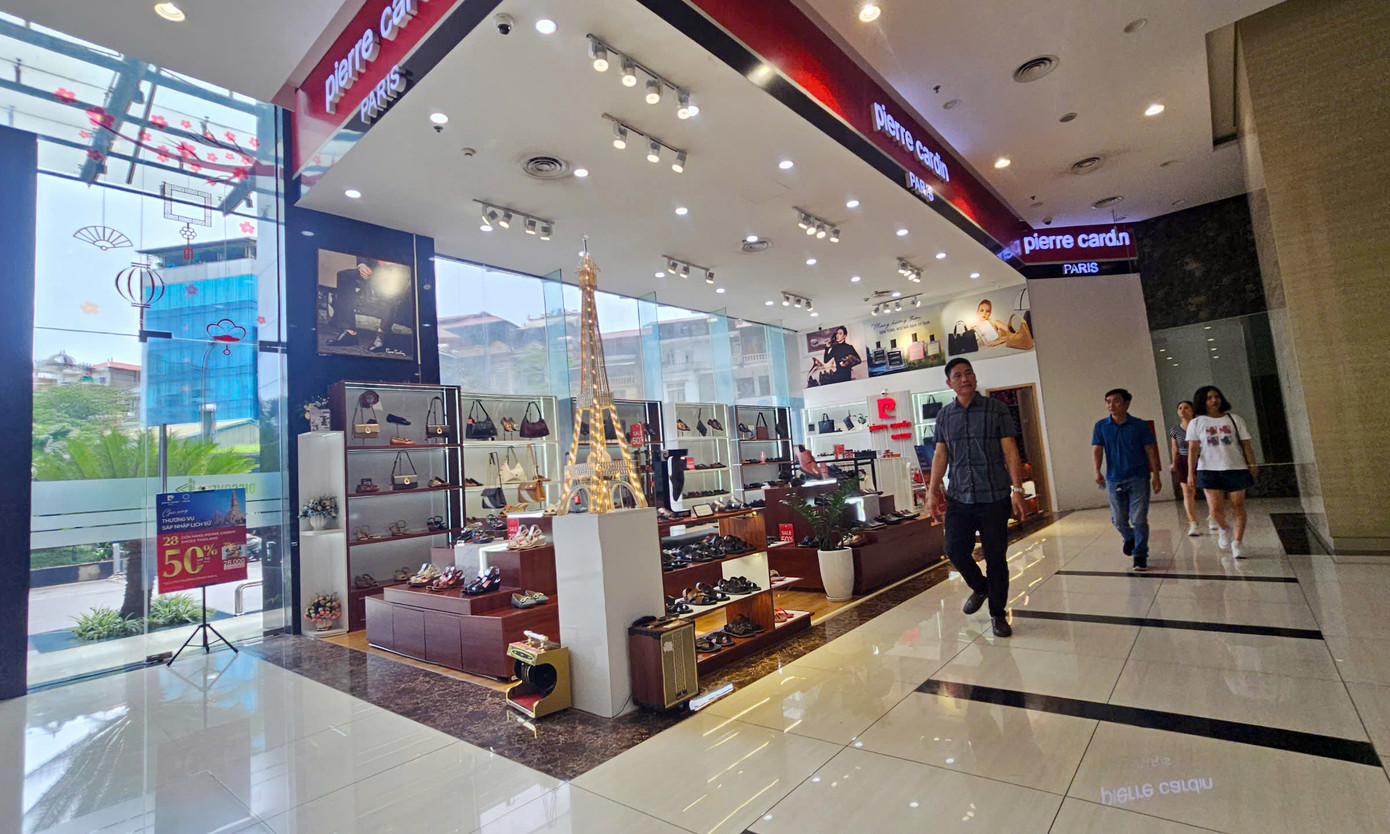 Tuy nhiên, theo đại diện Ban quản trị - đến nay một phần khu vực này vẫn có các cửa hàng, quán ăn, rạp chiếu phim… phớt lờ "lệnh" đình chỉ, ngang nhiên hoạt động, tiềm ẩn nhiều nguy cơ mất an toàn PCCC.