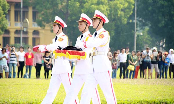 Dù thời điểm treo cờ rủ vào giữa trưa nhưng có rất đông người dân tới quàng trường Ba Đình để chứng kiến nghi lễ đặc biệt này